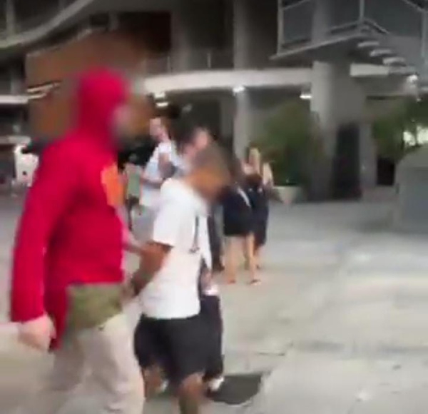 El Chapulín Colorado detuvo a un ladrón durante el carnaval de Brasil