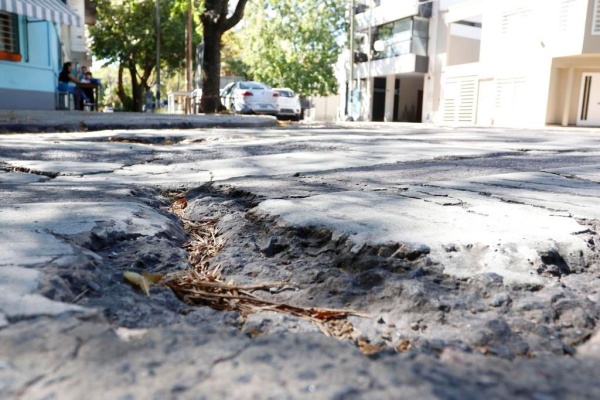 Vecinos de 39 y 12 temen por un pozo profundo que genera complicaciones en el tránsito