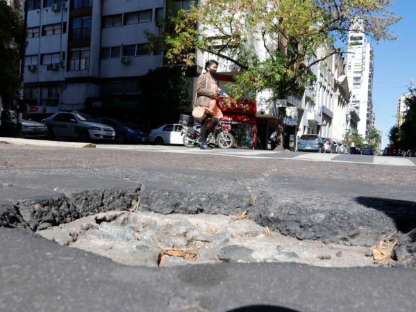 Un pozo en pleno centro platense, la queja de los vecinos de 6 y 48