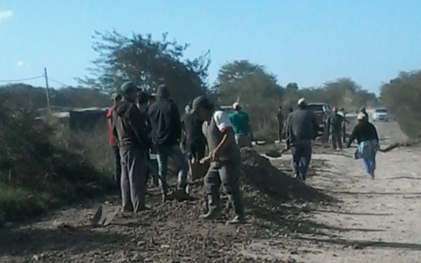 Vecinos de Olmos arreglaron ellos mismos la calle ante la falta de presencia municipal