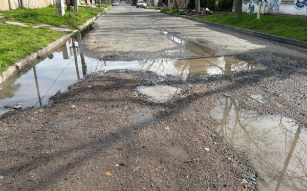 Vecinos de La Plata reclaman por una calle en mal estado debido a una p&eacute;rdida de agua