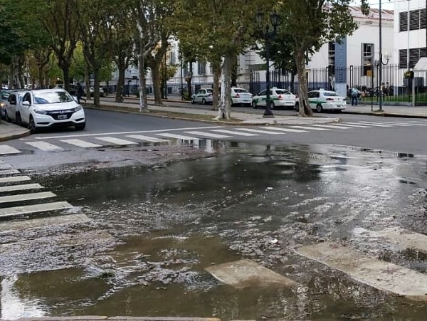 Vecinos de Plaza Malvinas reclaman por fuertes olores por pérdida cloacal