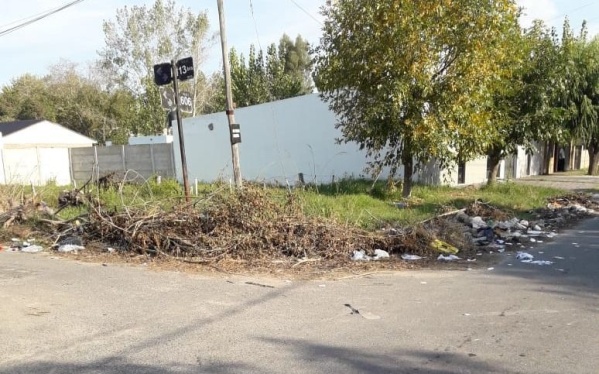 Vecinos de Barrio Aeropuerto, cansados de convivir con la basura