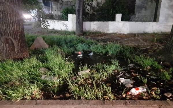 Vecinos de 13 y 72 reclamaron que la esquina está desbordada de agua: "Es un desastre"