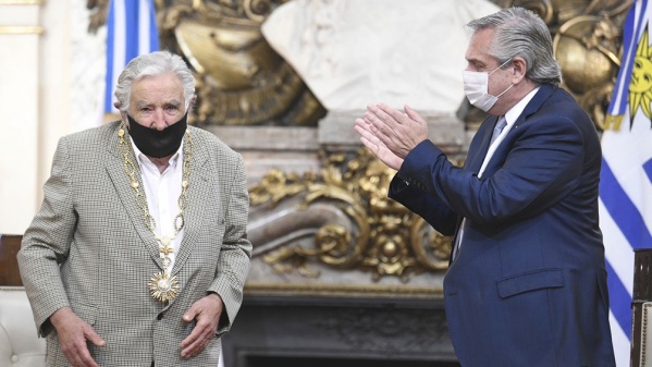 Alberto Fernández destacó compromiso y conducta de 'Pepe' Mujica al condecorarlo en la Casa Rosada