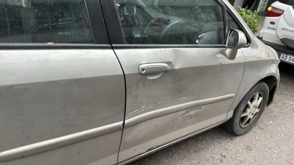 Salió del cordón en 7 y 50, chocó a un auto y se dio a la fuga con el paragolpes colgando