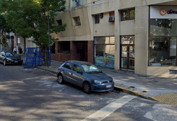 Una violenta pelea en pleno centro platense terminó con heridos y daños en un comercio