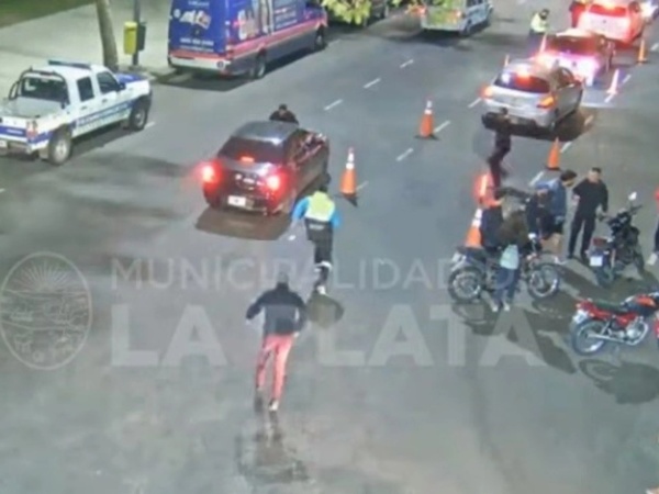 Suspendieron la licencia del conductor que atropelló a un inspector de tránsito en La Plata