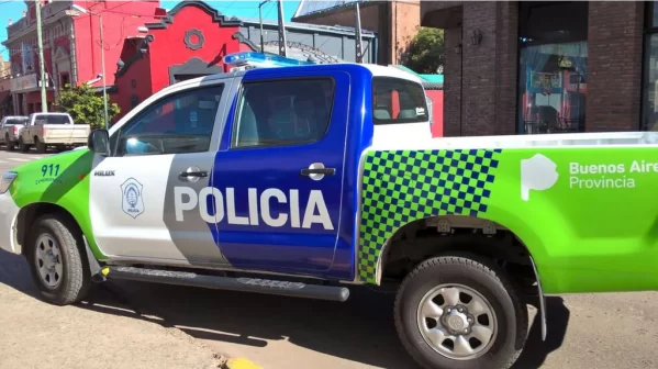 Una pareja entró a una comisaría, golpeó a una policía y le robó su arma reglamentaria y un chaleco