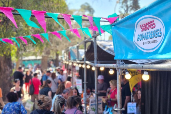 Sabores Bonaerenses llega a La Plata con una amplia oferta gastronómica y música en vivo