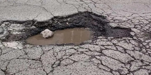 Vecinos de 153 y 60 reclaman por el arreglo de varios baches: "Parece que no los ven"