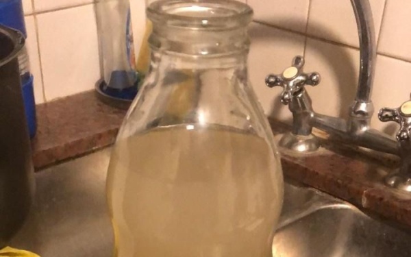 Vecinos de Gonnet denuncian que sale el agua turbia