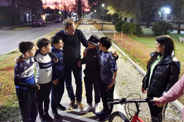 Garro presentó el Parque Lineal en Tolosa, un proyecto que renueva el espacio verde