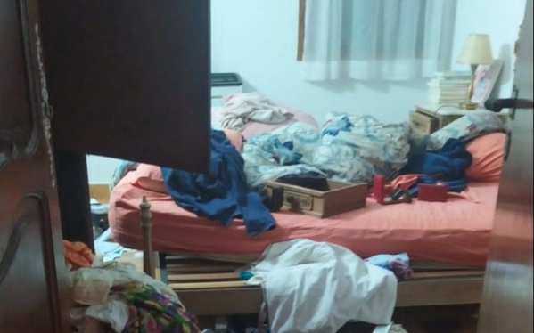 Un grupo de delincuentes le gatilló al perro, a la mujer y se llevaron todo de una casa en City Bell