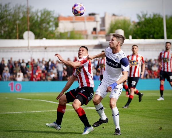 Gimnasia reaccionó tarde y rescató un empate que sabe a poco