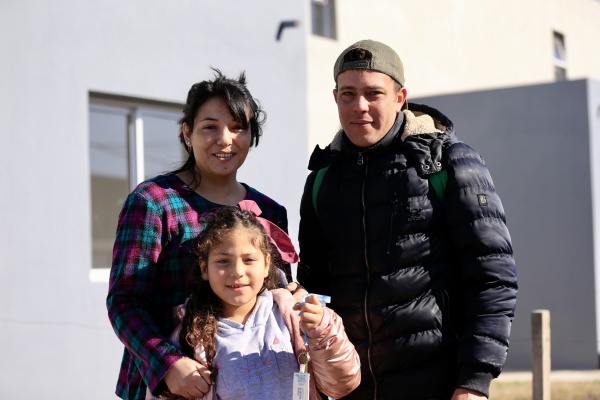 Kicillof continúa con la entrega de viviendas en la provincia: "Es un día de mucha alegría"