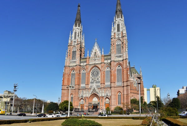 Una influencer visitó La Plata quedó sorprendida, pero dejó una advertencia