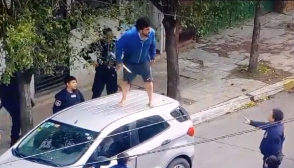 Tensión en Ensenada: un hombre se subió al techo de un auto y comenzó a amenazar a la policía tras mostrar sus partes íntimas