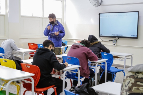 El Gobierno bonaerense evalúa exigir el pase sanitario para asistir a clases