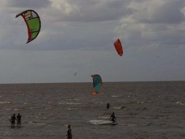 Practicaba Windsurf en el Río de la Plata, fue arrastrado por la corriente y tuvo que ser rescatado