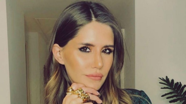 Mica Tinelli muestra como se remueve sus tatuajes