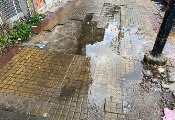 Vecinos se quejan de una importante pérdida de agua en pleno centro de La Plata