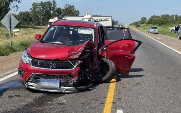 Un brutal accidente entre dos vehículos terminó con un hombre muerto y una platense con heridas leves