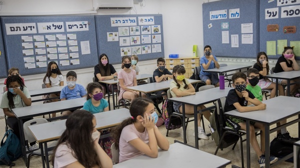 Ante el aumento de los casos, Israel impone fuertes controles a los docentes que no se quieran vacunar