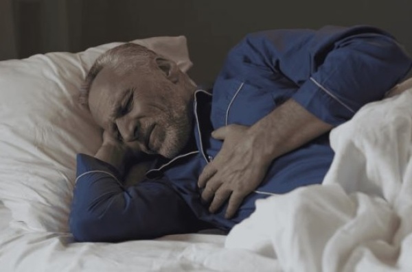 Un experto reveló la razón por la que podemos escuchar los latidos del corazón cuando nos acostamos