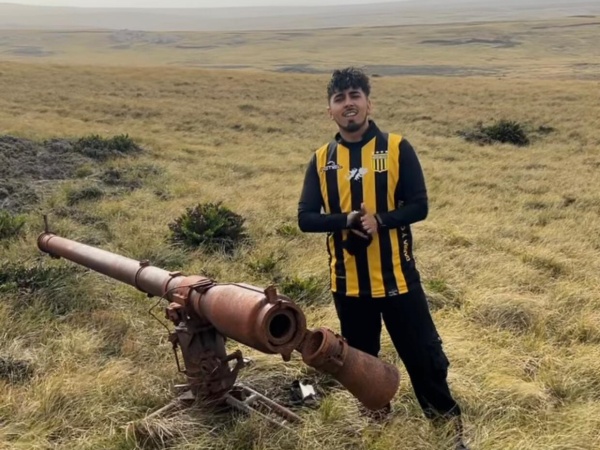 Viajó a las Islas Malvinas, se perdió y encontró un valioso objeto de La Plata que lo emocionó hasta las lágrimas