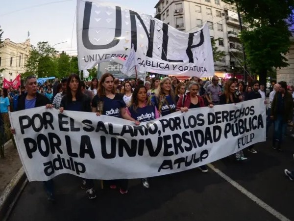 Estudiantes de la UNLP se movilizaron frente al Rectorado en defensa de la educación pública