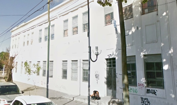 Un alumno y su padre ingresaron con cuchillos a una escuela de La Plata para "cortar" a otro joven