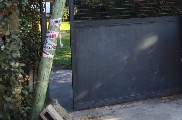 Un vecino de City Bell reclama por un poste a punto de caerse