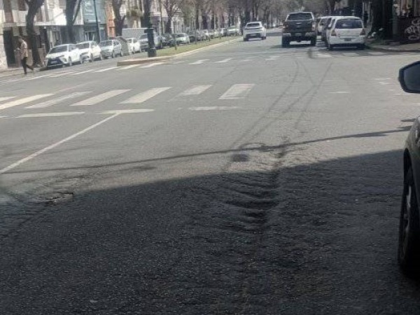 Vecinos denuncian el pésimo estado del cruce en 7 y 63