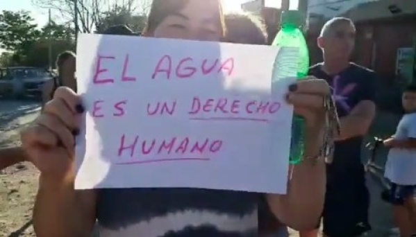 Vecinos de Los Hornos se movilizaron reclamando por la falta de agua