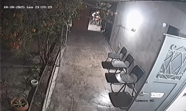 Delincuentes a punta de pistola le robaron la moto a un hombre en Los Hornos