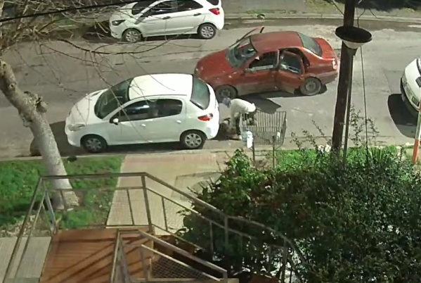 Los “roba ruedas” atacaron de nuevo en La Plata: en cuestión de segundos se robaron un neumático y escaparon