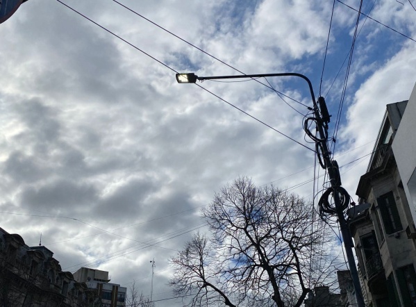 Vecinos se quejan por una luminaria que está encendida “todo el día” en el centro de La Plata
