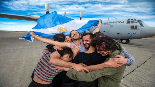 Más allá del frío, un cuerpo de baile, cantantes y un sonidista platense brillaron en la Antártida