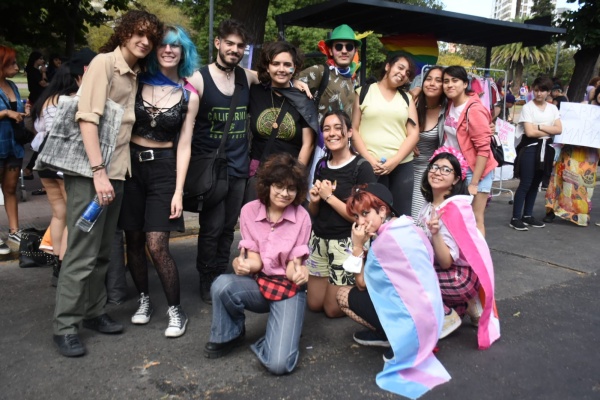 Miles de personas movilizaron por el orgullo TLGBINB en La Plata