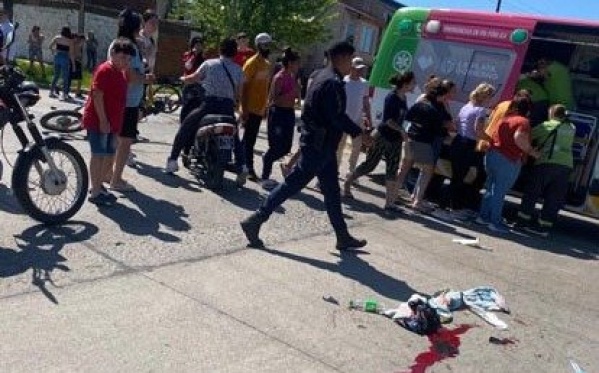 Tras un fuerte choque entre un auto y una moto, hospitalizaron de gravedad a dos personas en San Carlos