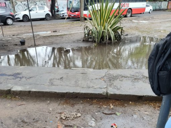 Vecinos se quejaron por las condiciones de una parada de micros en diagonal 80 y 115