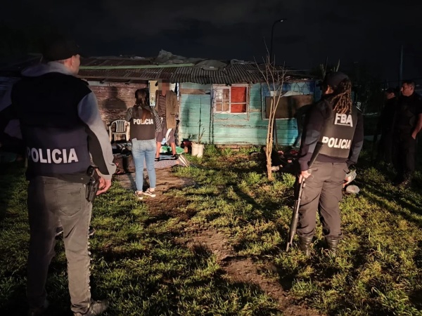 Robo, allanamiento y piedrazos a la policía: trece personas terminaron detenidas en La Plata