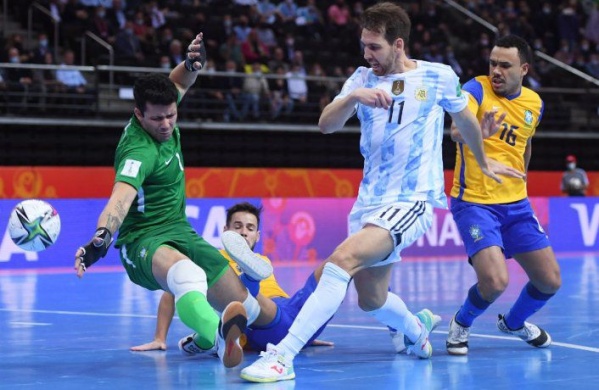 En un duelo emocionante, Argentina le ganó a Brasil 2 a 1 y es finalista del Mundial de futsal