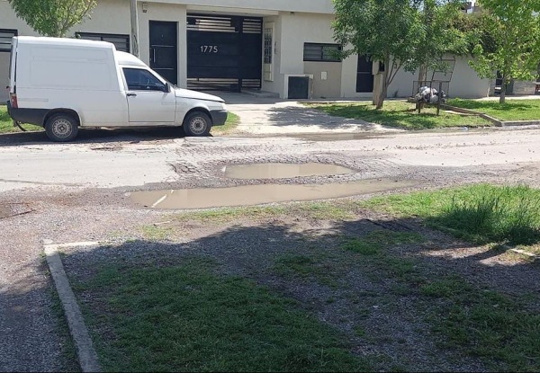 En 134 y 68, los vecinos se quejaron por los pozos que hay en la calle