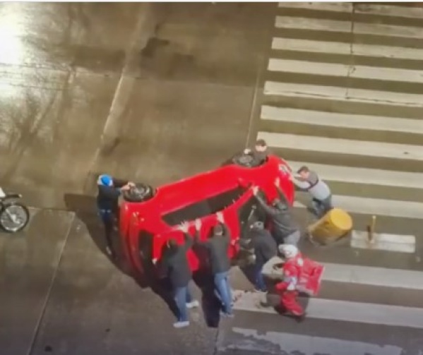 Un grupo de hombres fue captado intentando dar vuelta un choche volcado