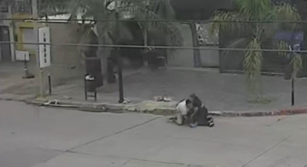 Entr&oacute; a robar a una verduler&iacute;a con un cuchillo y una pareja lo at&oacute; a una palmera