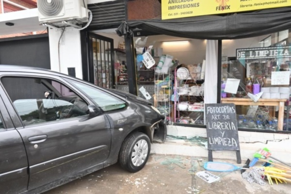 Un auto se estrelló contra una librería y terminó dentro del comercio ubicado en 44 entre 122 y 123