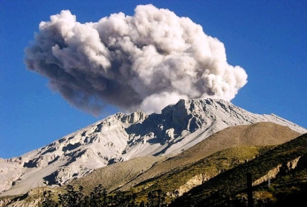 En Perú, el volcán Ubinas inició un nuevo proceso de erupción: alerta amarillo y más de mil personas expuestas