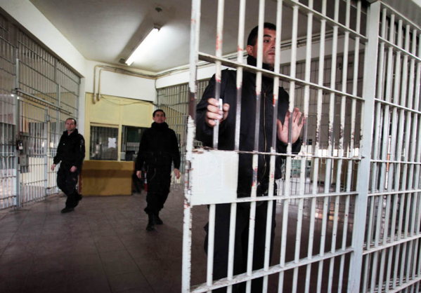 Asesinaron a puñaladas a un preso de Batán durante una pelea con otro recluso